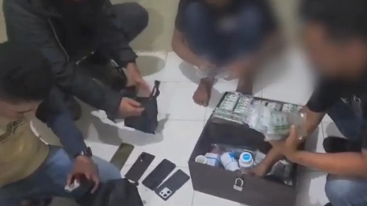 Petugas Polsek Tenjo membongkar peredaran obat keras dan menyita sejumlah barang bukti di Tenjo, Kabupaten Bogor. (Dok. Polsek Tenjo)