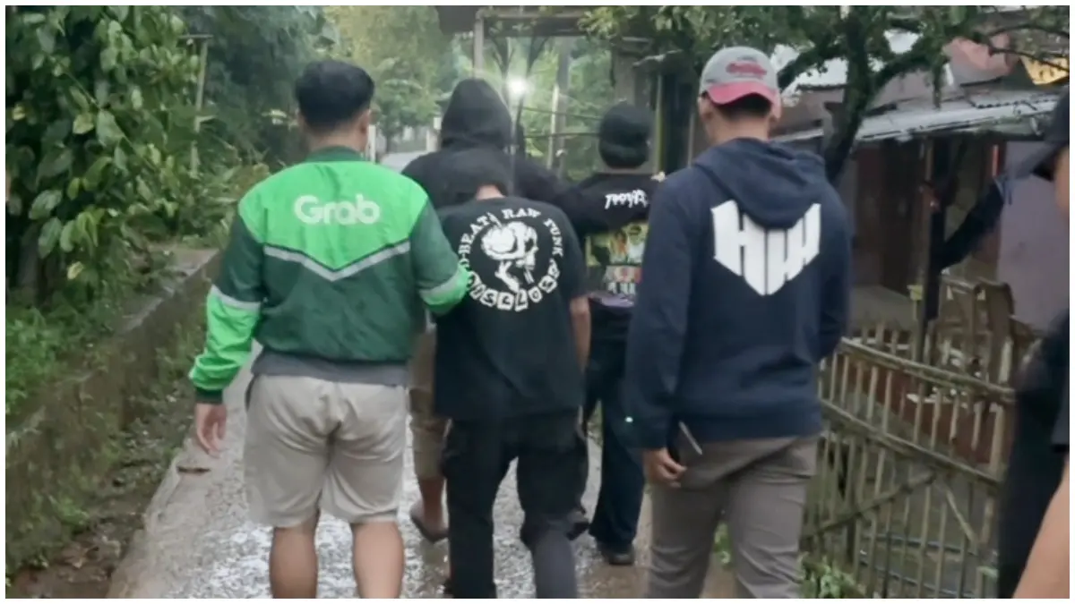 Polsek Jonggol bersama Satres Narkoba Polres Bogor saat melakukan penggerebekan pelaku pengedar obat terlarang di Desa Cipeucang, Kecamatan Cileungsi, Kabupaten Bogor. (Foto: Polsek for Radar Bogor)