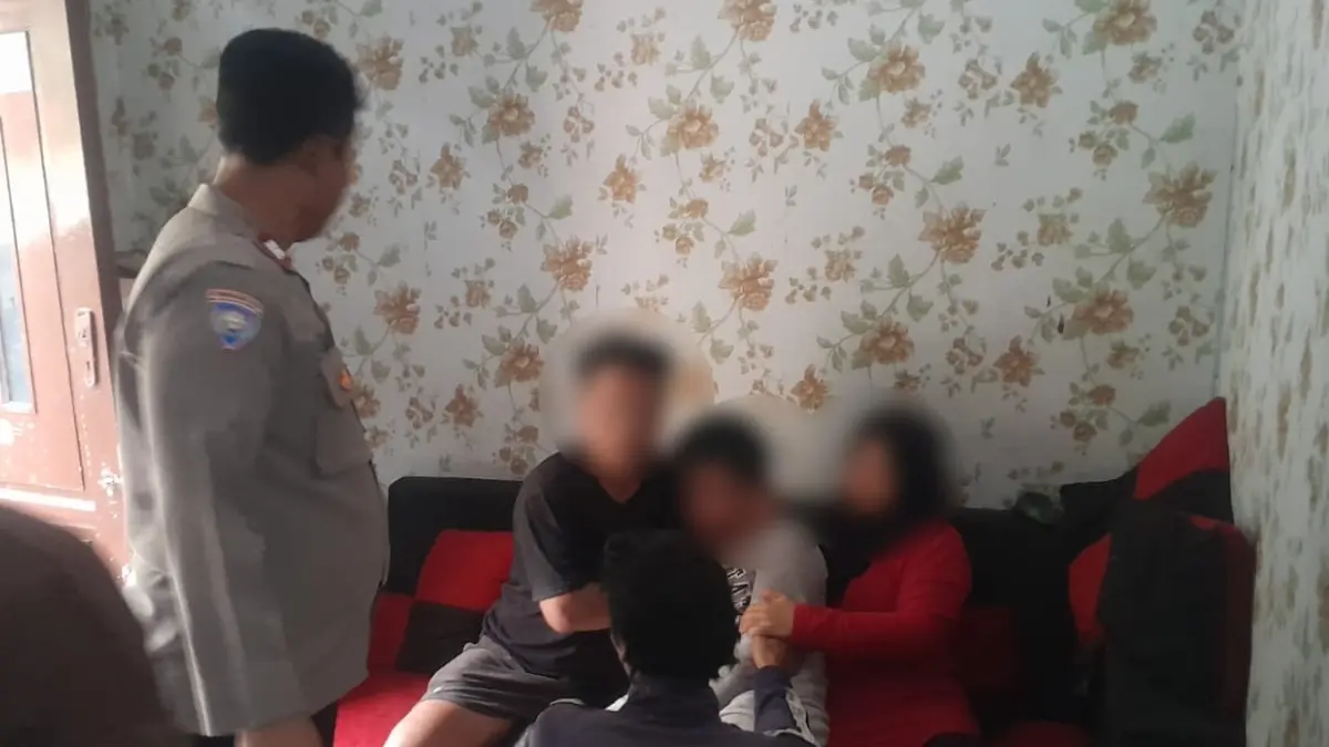 Polsek Tamansari saat menangani pria yang diduga kesurupan di Kampung Buniaga, Desa Sukaresmi, Kecamatan Tamansari, Kabupaten Bogor, Jumat, 10 April 2026.(Dok. Polsek Tamansari) 