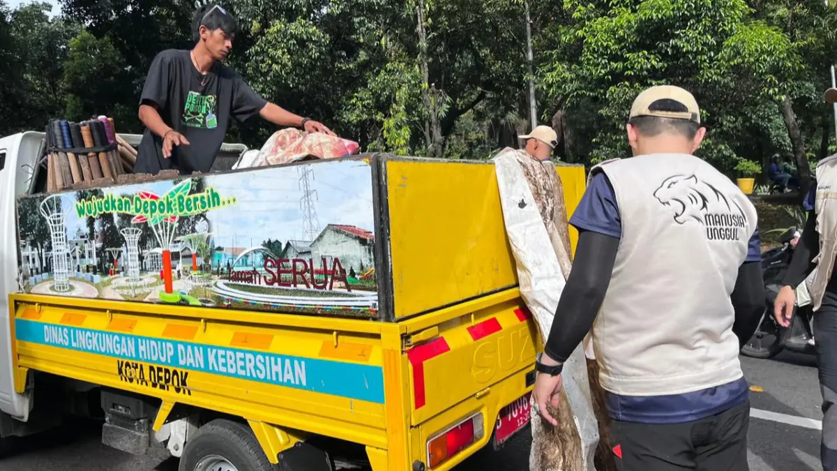 Sampah liar diangkut dalam operasi bersih (opsih) rangkaian HUT ke-27 Kota Depok. (Dok. Tim Maung ASRI Depok)
