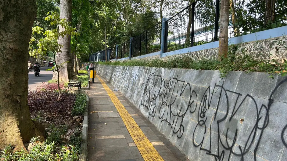 Tembok trotoar di Jalan Ahmad Yani Kota Bogor dipenuhi coretan aksi vandalisme.(Fauzan/Radar Bogor)