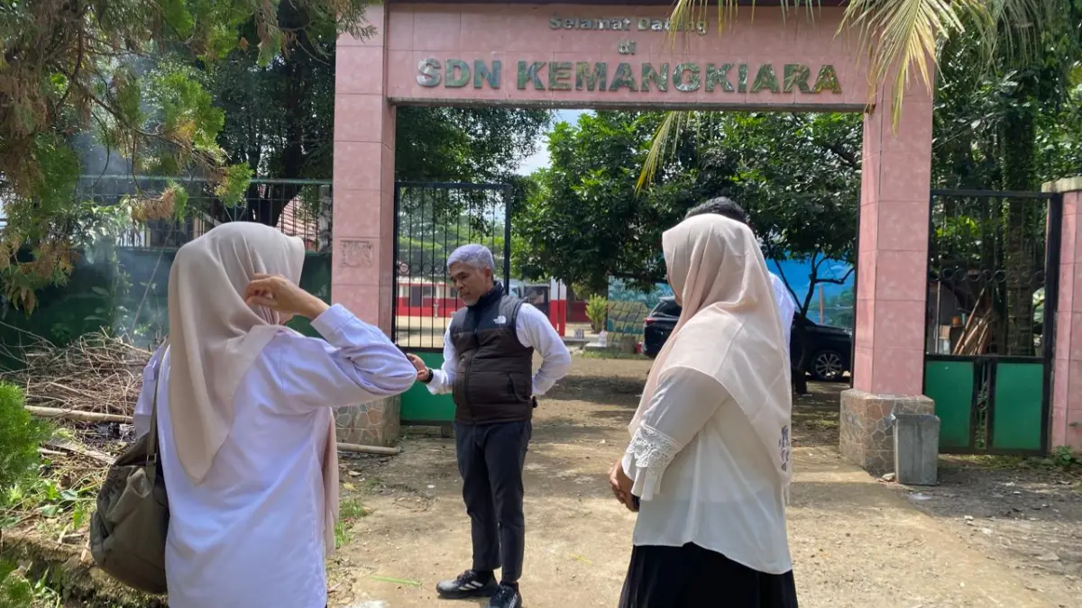 Tim Dinas Pendidikan Kabupaten Bogor saat meninjau SD Negeri Kemang Kiara, Kecamatan Kemang yang menjadi titik langganan banjir. (Dok. Disdik Kabupaten Bogor)