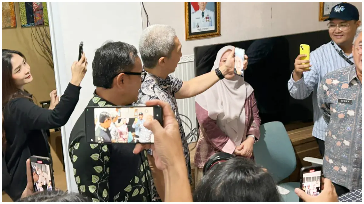 Wali Kota Bogor Dedie Rachim dan Wamendagri Bima Arya saat menelpon ASN yang bekerja di rumah atau WFH. (Foto : Fauzan/Radar Bogor)