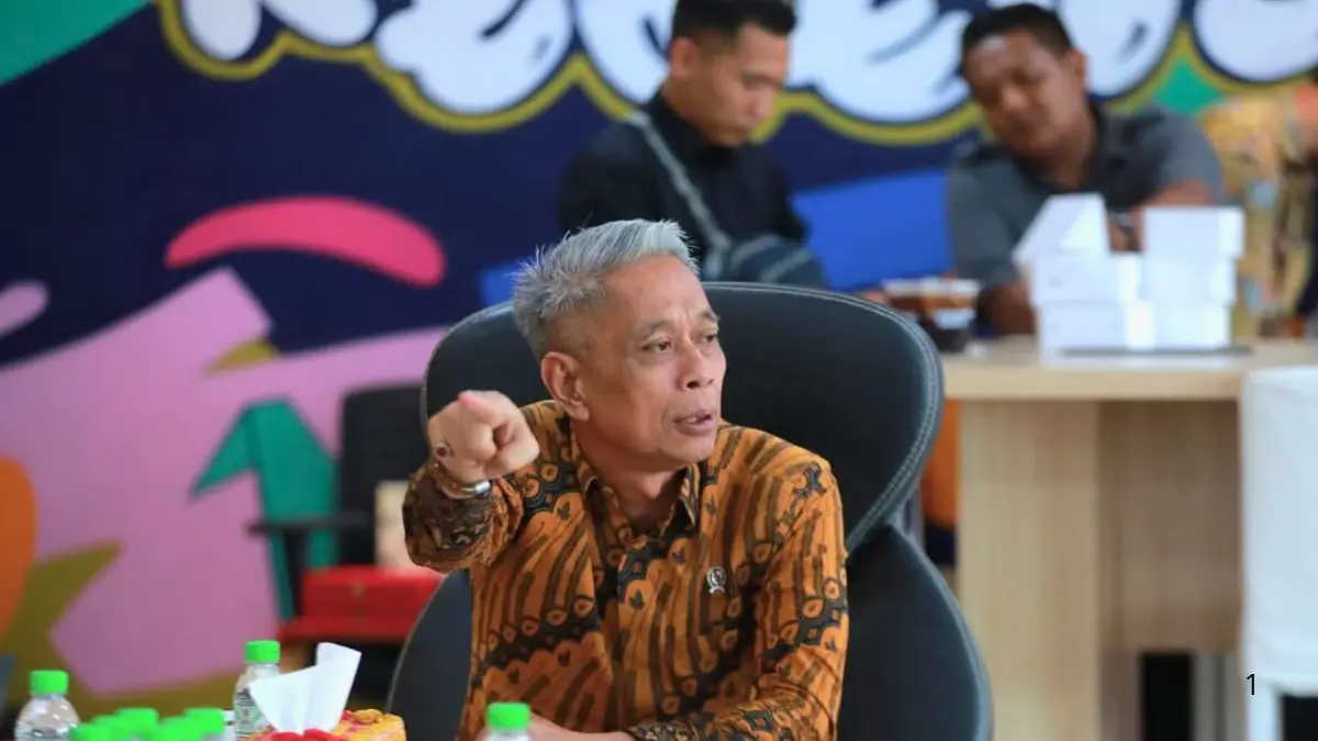 Agus Jabo selaku Wamensos RI saat melakukan pengarahan terkait bansos dalam salah satu acara rapat (Foto: Instagram @kemensosri)
