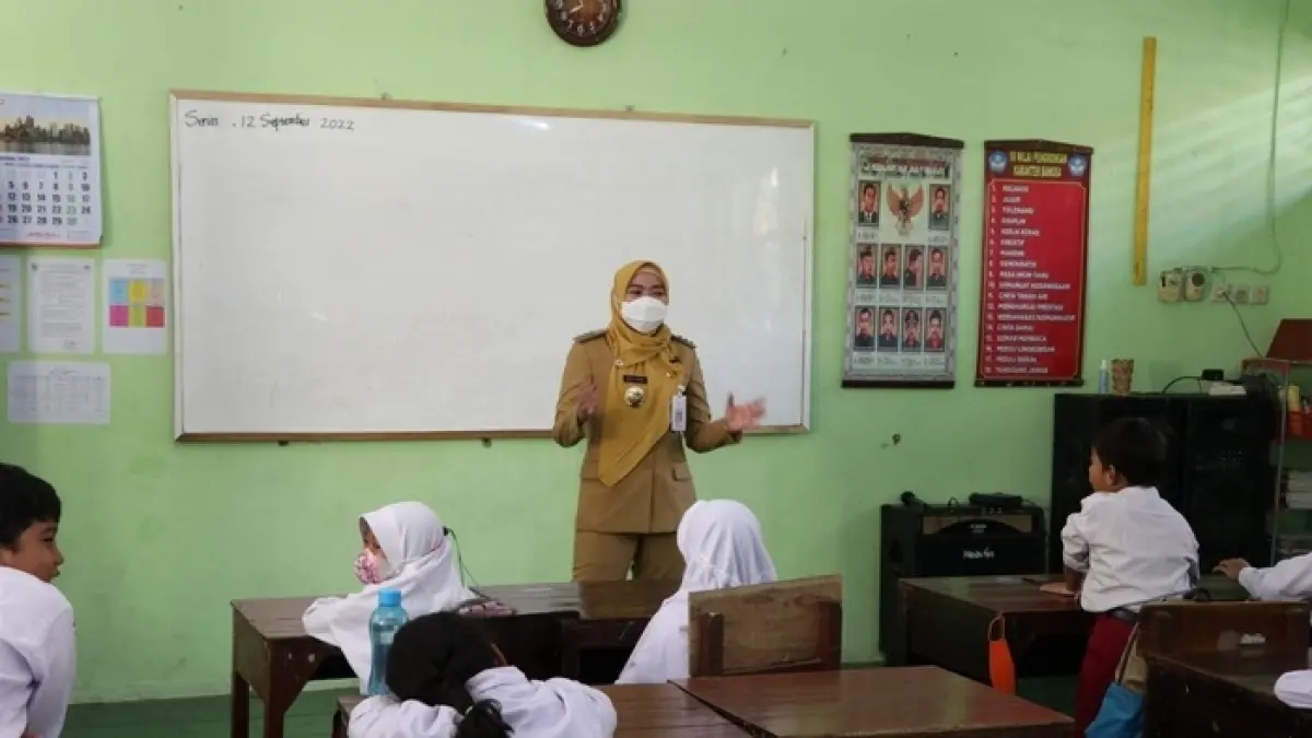 Ilustrasi guru sedang mengajar di kelas. (Foto: dinkominfo.demakkab.go.id)