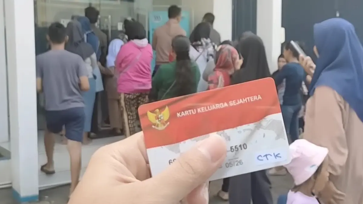 Ilustrasi KPM mulai mengantri mencairkan bansos tahap kedua 2026