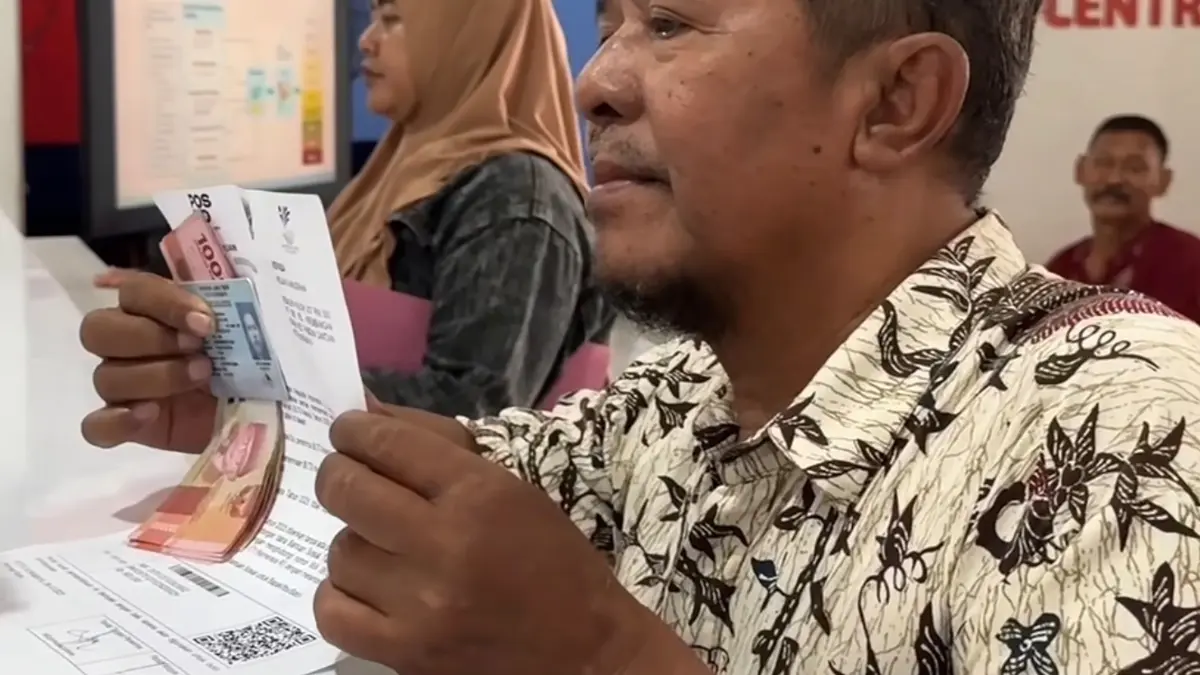  Ilustrasi Ppenyaluran bansos PKH kepada penerima bantuan. (Foto: Instagram @kemensosri)
