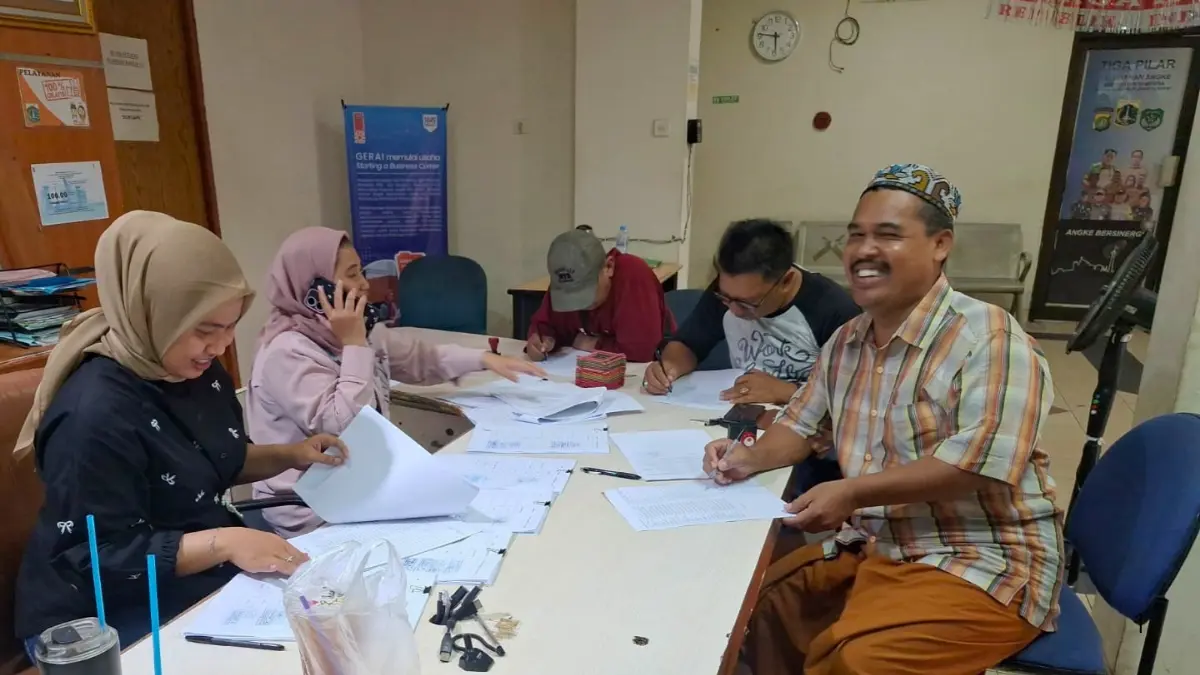 Ilustrasi proses verifikasi data KPM Bansos oleh Dinas Sosial setempat. (Foto: barat.jakarta.go.id)
