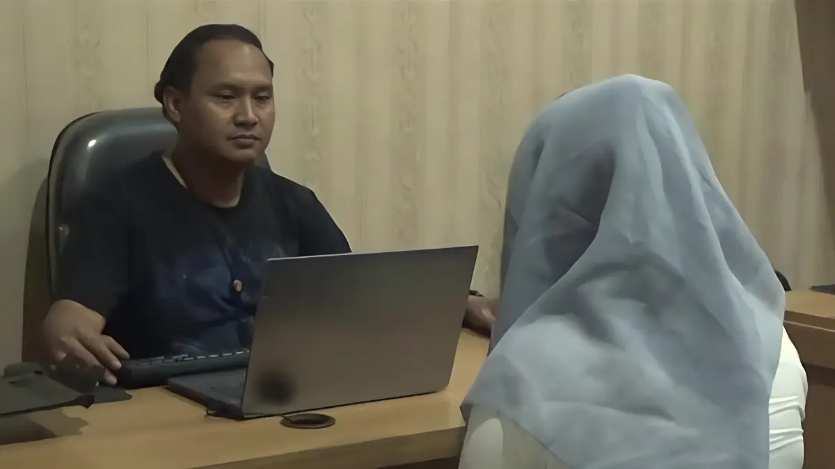 Petugas Polsek Teluk Naga sedang memeriksa pelaku penipuan dengan modus Bansos.