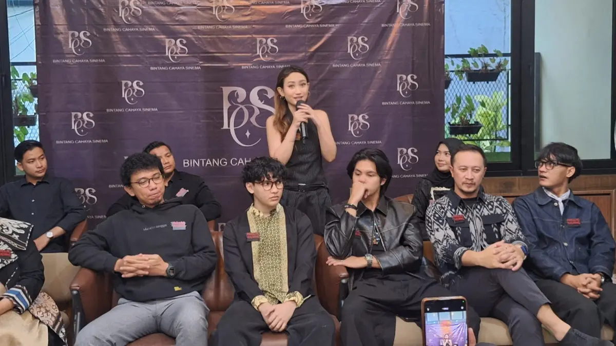 Bintang Cahaya Sinema bersama Komunitas Bogor Bamora dan Pictlock Cinema saat peluncuran film Panggung Terlarang dalam konferensi pers di Bekasi, Sabtu 11 Aprl 2026. (Dede/Radar Bogor)