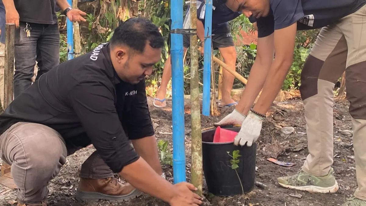 DLHK Depok bersama dengan KNPI Depok menanam pohon di area TPS liar yang ditutup. (Dok. DLHK Depok)