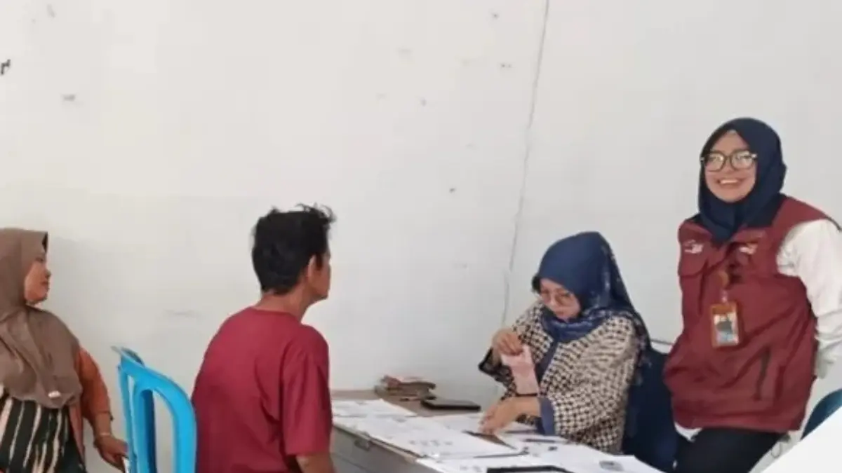 Ilustrasi petugas menyalurkan bansos kepada KPM. (Foto: Instagram @dinsos_kabbangka)