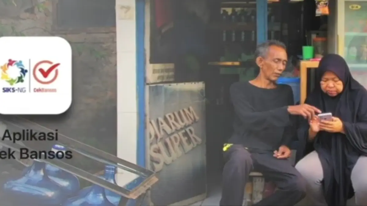 Ilustrasi warga cek status penerima bansos melalui HP. (Foto: YouTube/KementerianSosialRI)