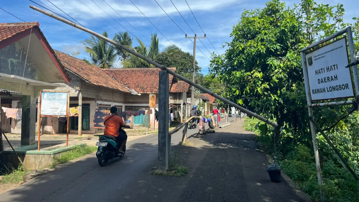 Jalan Raya Gobang - Ciampea Kabupaten Bogor masih belum bisa dilintasi kendaraan besar setelah dilanda longsor beberapa tahun lalu. (Septi N/Radar Bogor)