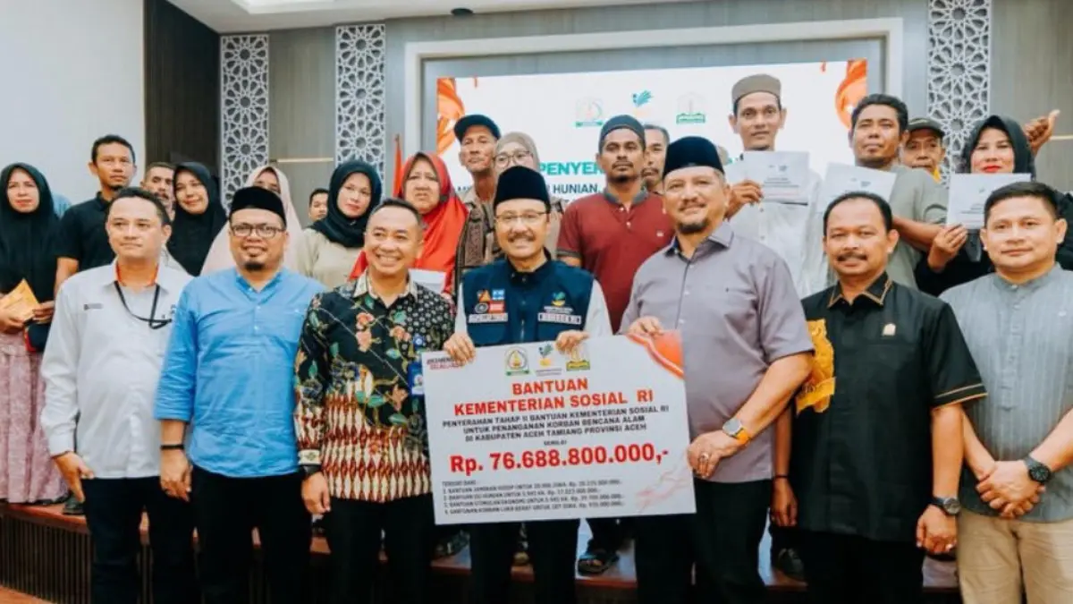 Menteri Sosial Saifullah Yusuf menyalurkan bantuan tahap 2 untuk korban bencana di Aceh Tamiang. (Foto: Instagram @kemensosri)