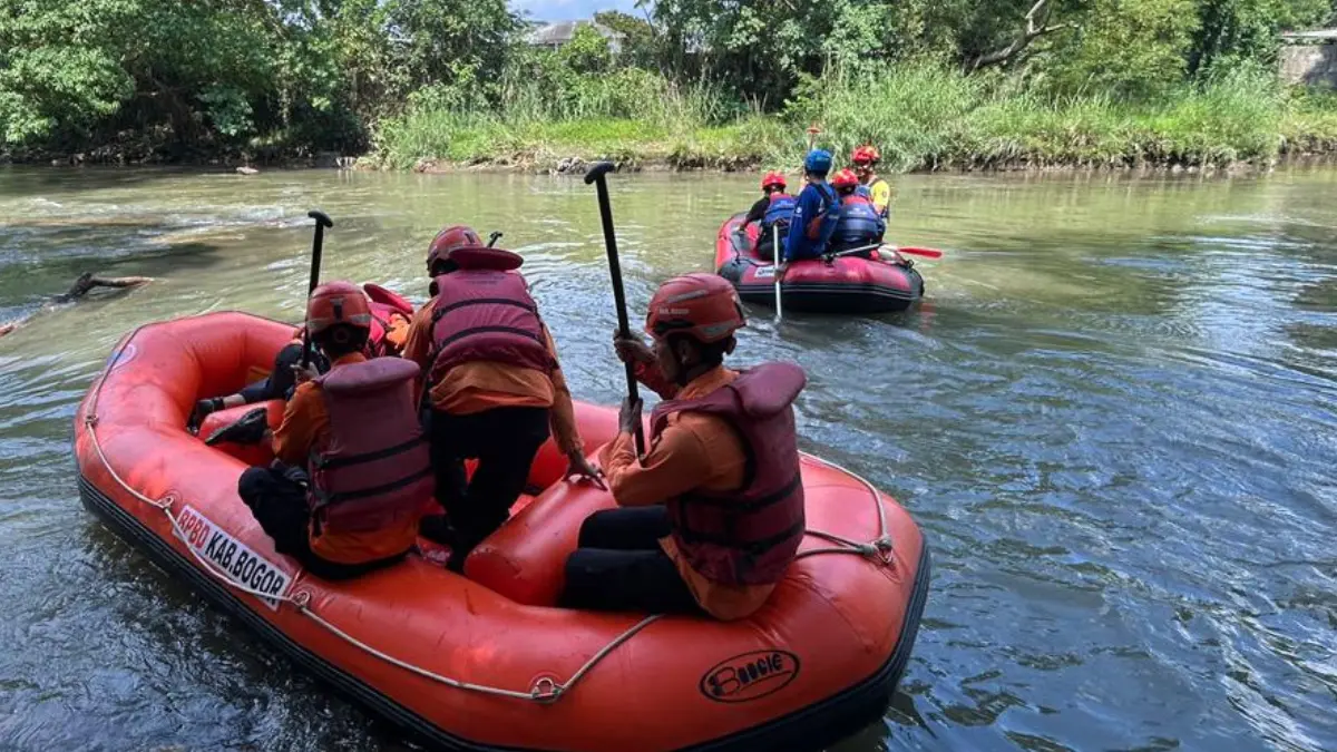 Petugas BPBD Kabupaten Bogor saat melalukan pencarian warga yang hilang di Sungai Ciliwung, Kecamatan Sukaraja. (Dok. BPBD Kabupaten Bogor)