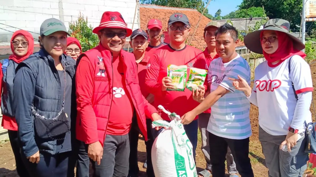 Wakil Ketua DPRD Kota Bogor Dadang Iskandar Danubrata, bersama warga menanam bibit jagung dan ketela di Kampung Legok Muncang, Bogor Selatan, Minggu, 12 April 2026. (Dok. Dadang Iskandar Danubrata)