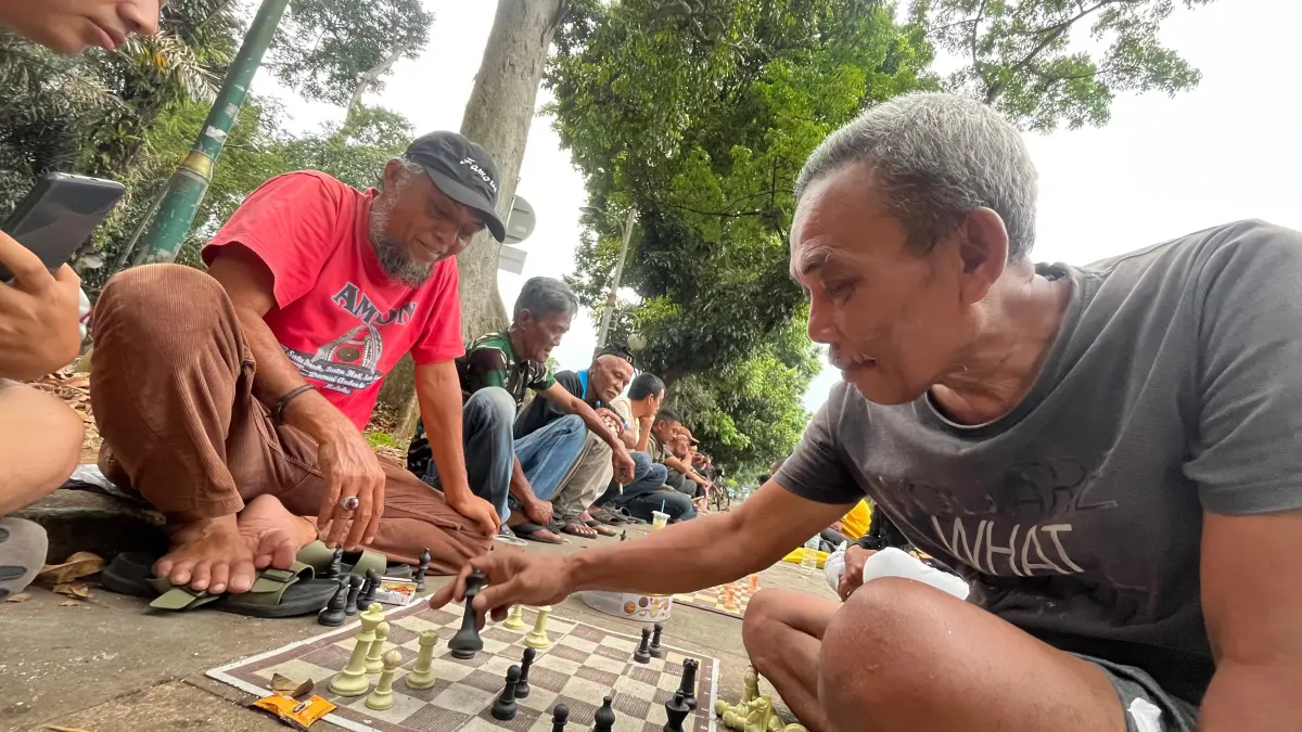 Warga yang tengah bermain catur jalanan di trotoar Jalan Juanda Kota Bogor. (Dzikry/Radar Bogor)