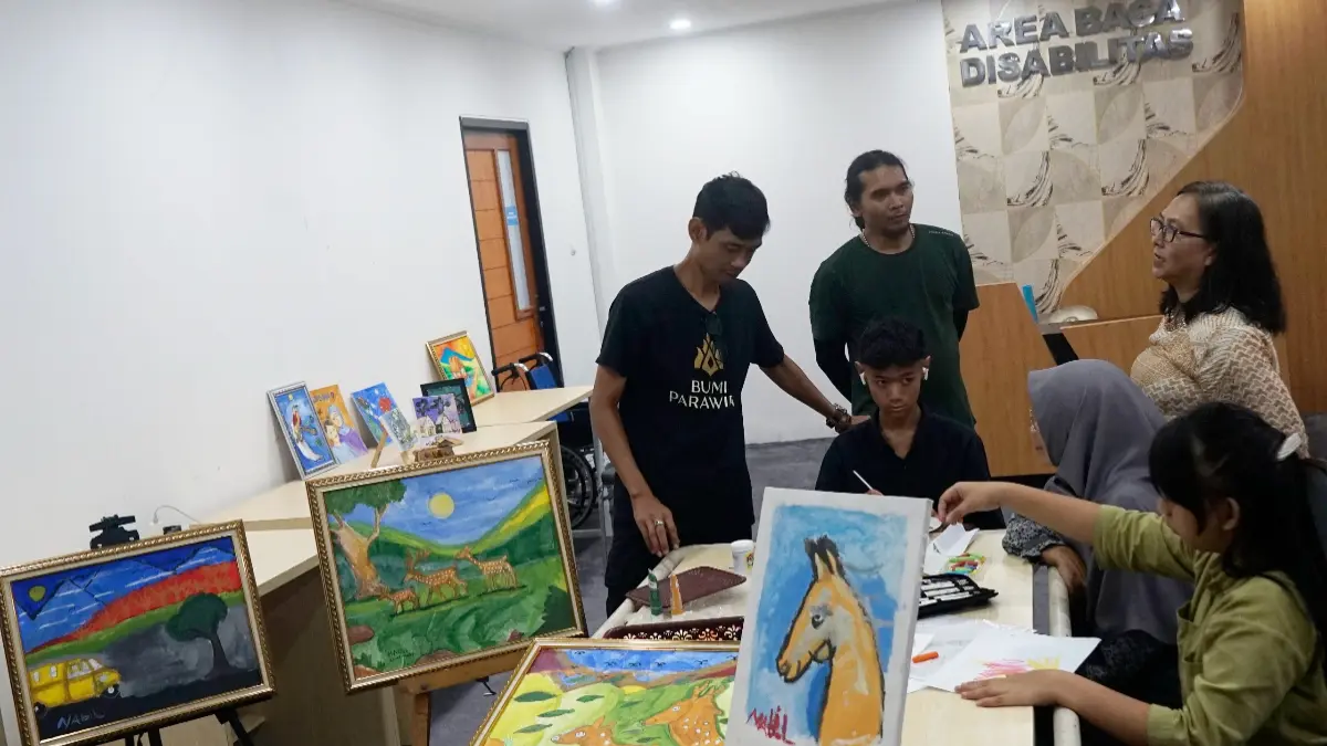 Anak&nbsp; berkebutuhan khusus didampingi orang tua dan mentor melukis di galeri area baca Gedung Perpustakaan Daerah Kota Bogor, Senin, 13 April 2026. (Sofiansyah/Radar Bogor)