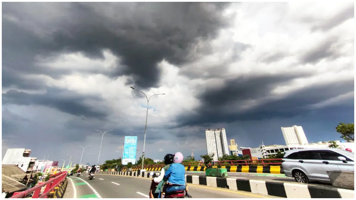 Awan mendung menyelimuti Flyover Arif Rahman Hakim Kota Depok. (Foto : Fajar/ Radar Bogor) 