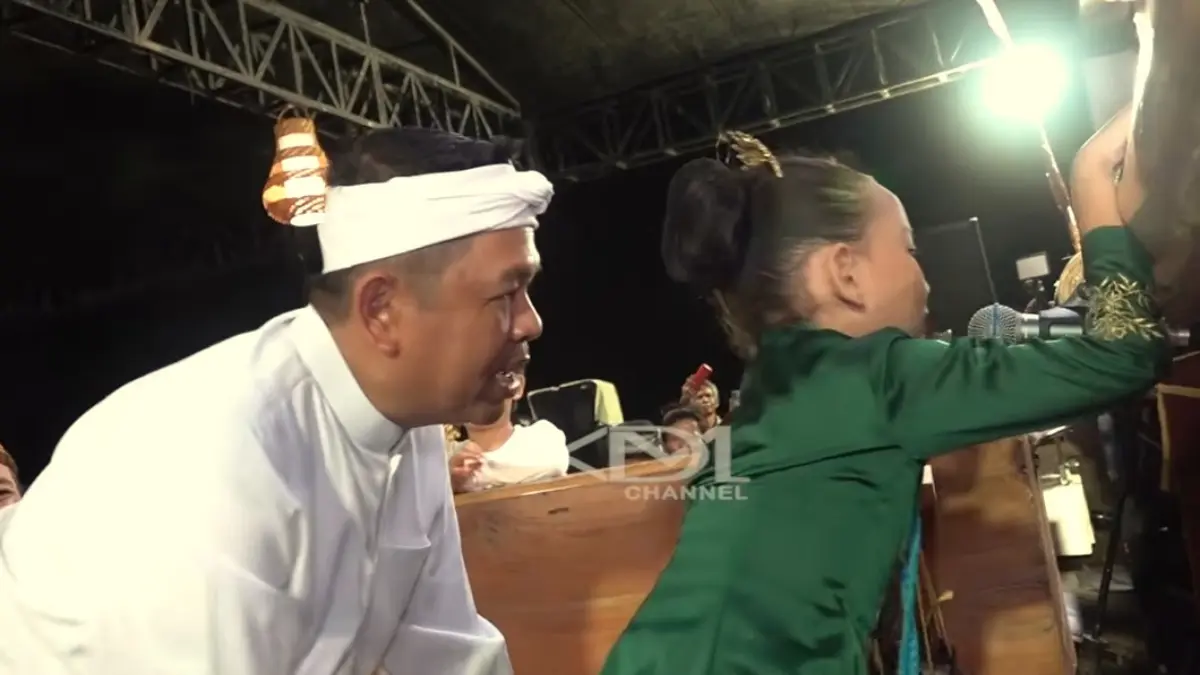 Dedi Mulyadi mendampingi anaknya Nyi Hyang bermain wayang golek.  (KANG DEDI MULYADI CHANNEL)