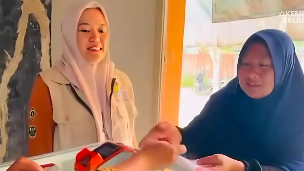 Ilustrasi KPM bansos melakukan pengecekan saldo KKS (YouTube Kemensos RI)