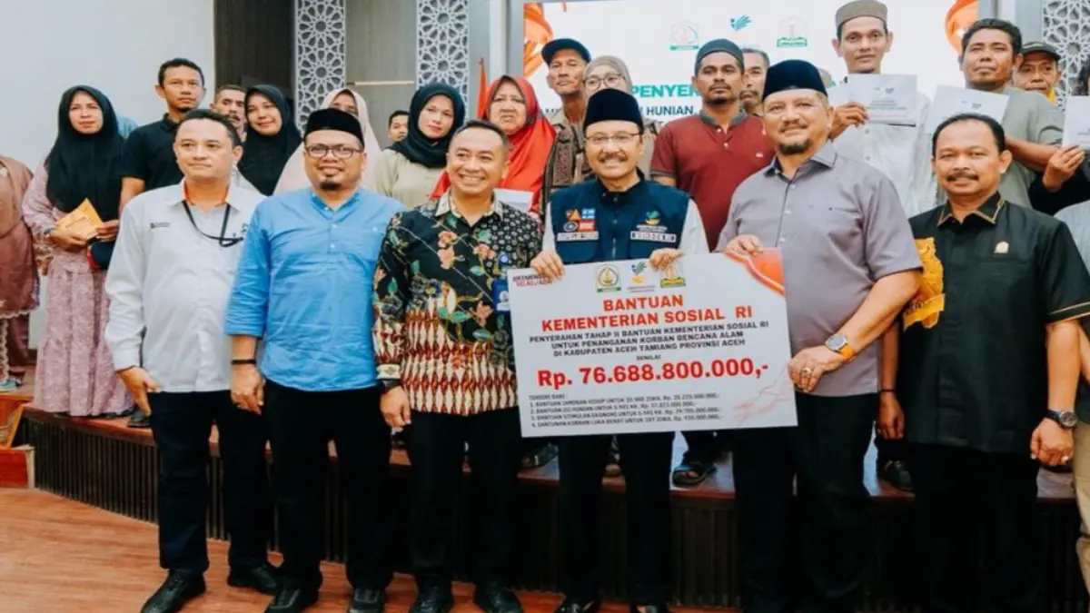 Ilustrasi pemerintah memberikan dana bansos ke penerima (Instagram @kemensosri)