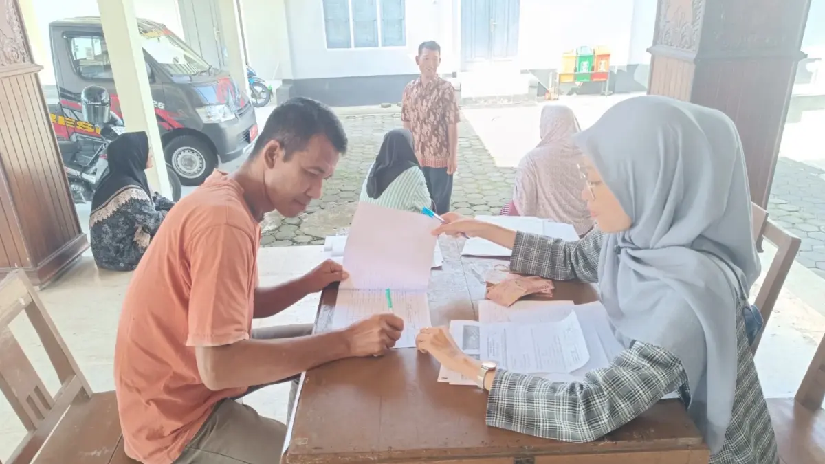 Ilustrasi petugas menyalurkan bansos kepada KPM. (Foto: Instagram @kalurahan.trimulyo)