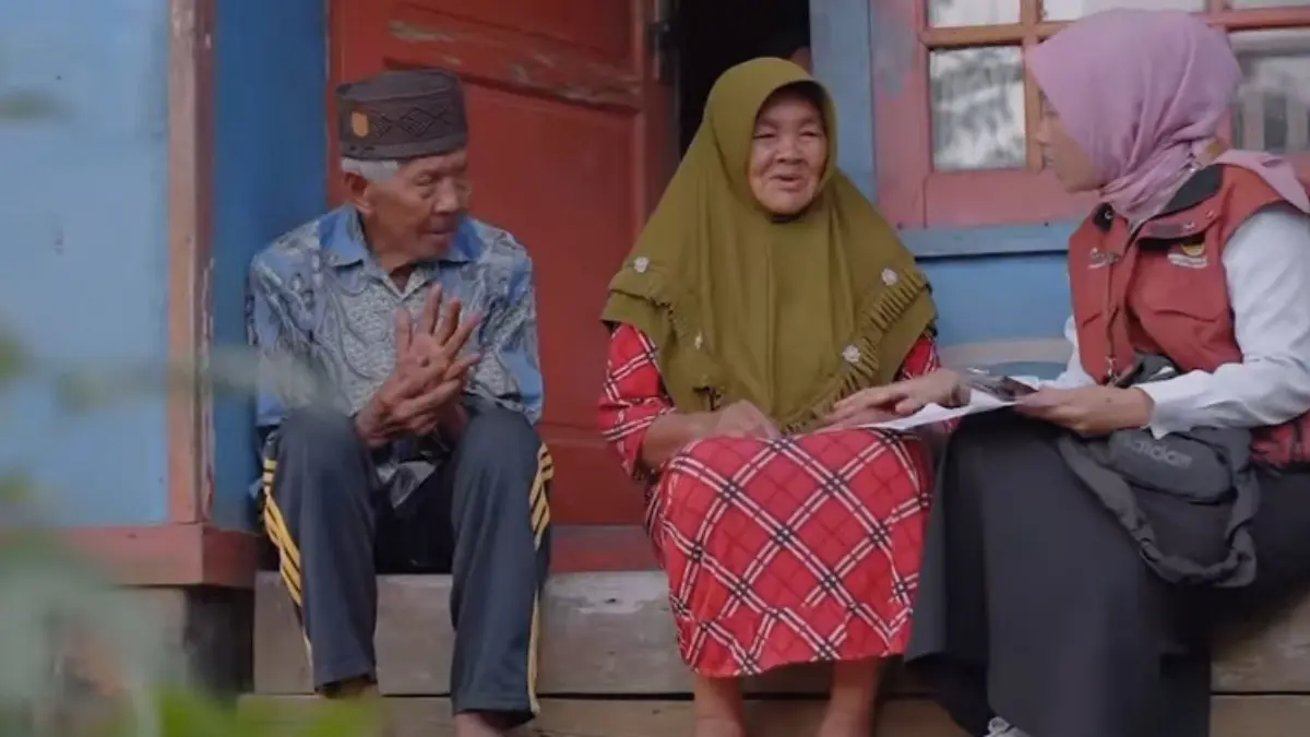 Ilustrasi petugas sedang melakukan proses pemutakhiran data bansos. (Foto: Instagram @kemensosri)