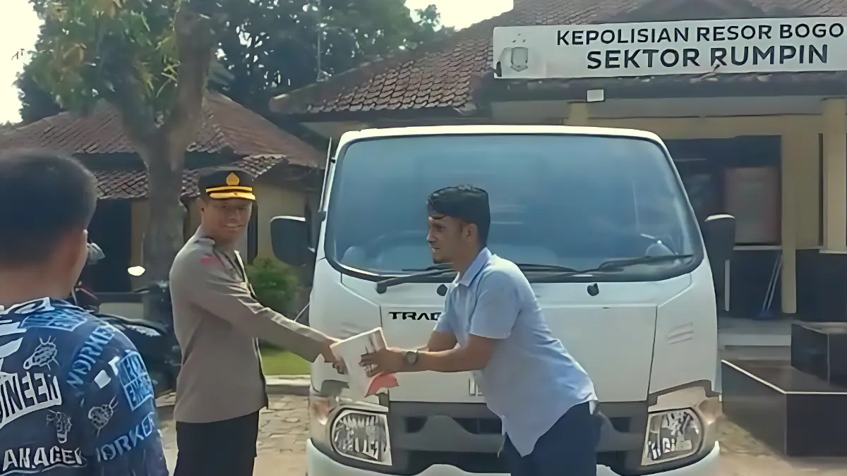 Kapolsek Rumpin mengembalikan mobil curian kepada pemiliknya.