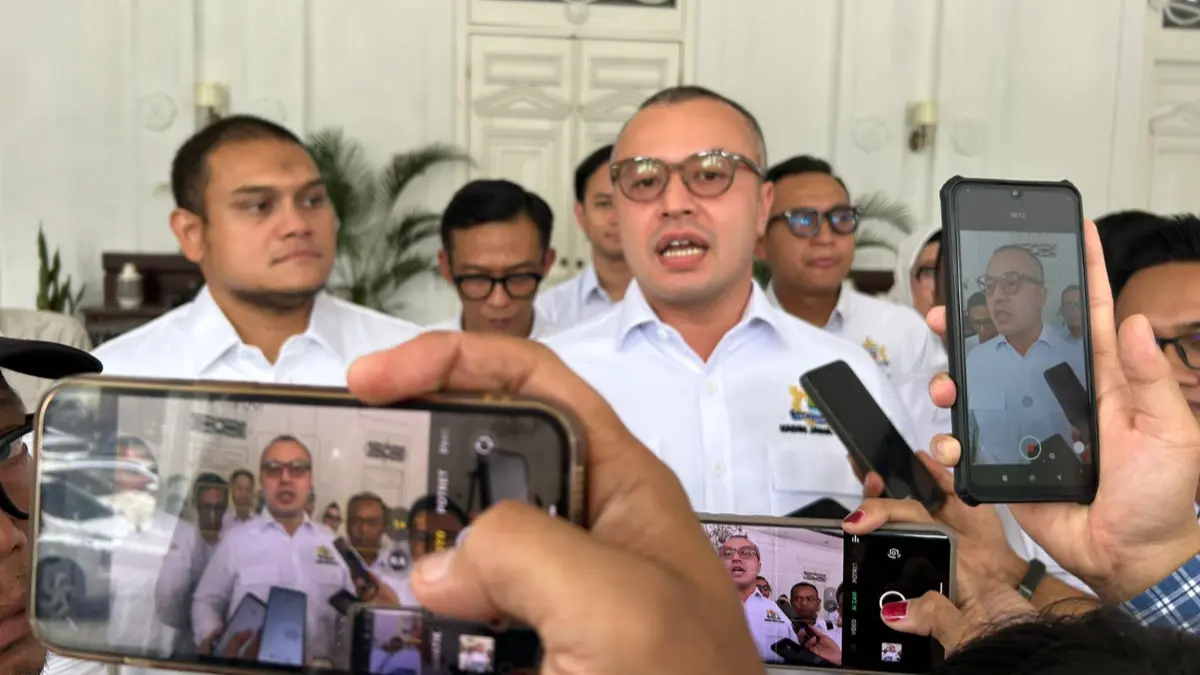 Ketua Umum Kadin Jawa Barat periode 2025–2030, Almer Faiq Rusydi saat menyampaikan keterangan kepada wartawan.(Fauzan/Radar Bogor)