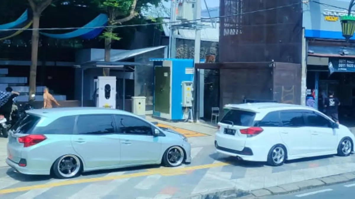 Kondisi kendaraan yang parkir di atas trotoar Jalan Margonda Kota Depok (Fajar/Radar Bogor)