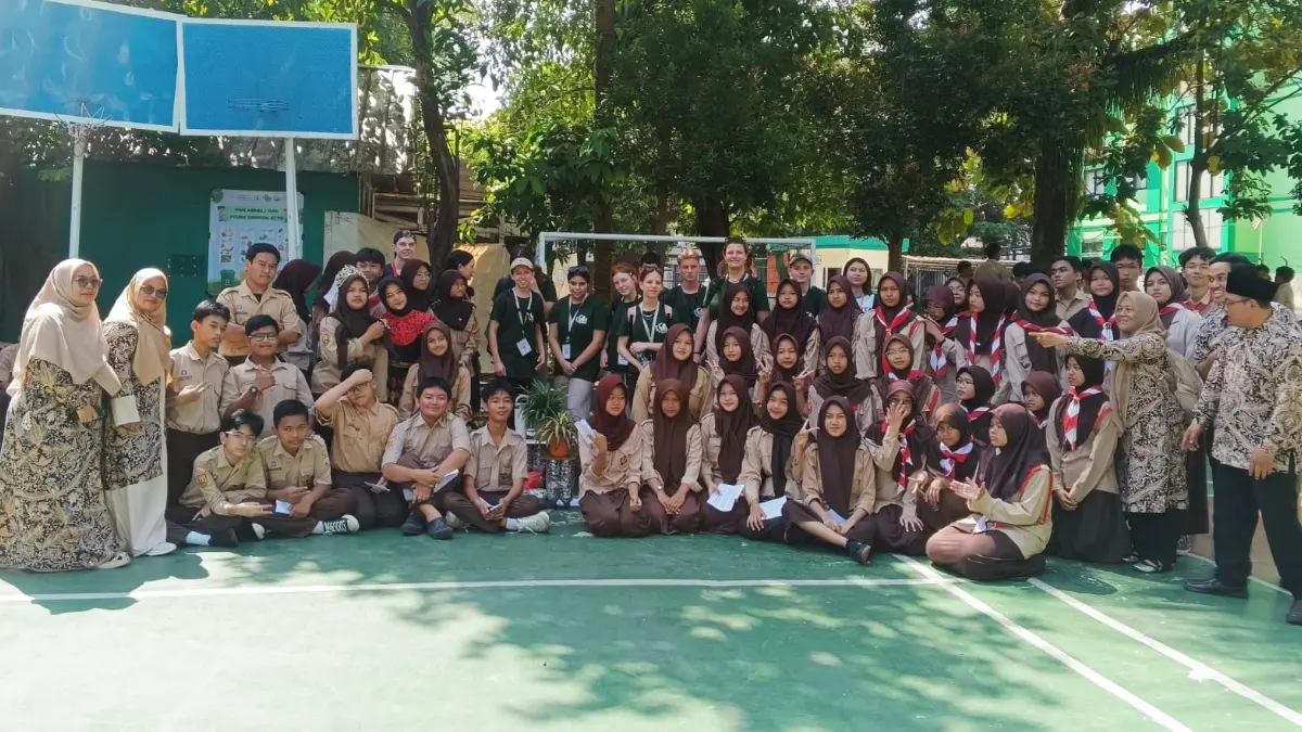 Pelajar YIC Al Ghazaly Bogor bersama siswa Zwijsen College Belanda mengikuti kegiatan Global Exploration Program 2026 di kompleks sekolah, Senin, 13 April 2026. Fikri/Radar Bogor