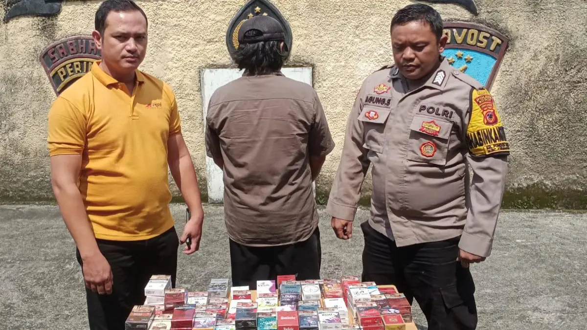 Polsek Cibinong Bogor mengamankan penjual rokok ilegal beserta barang bukt. (Dok. Polsek Cibinong Bogor)
