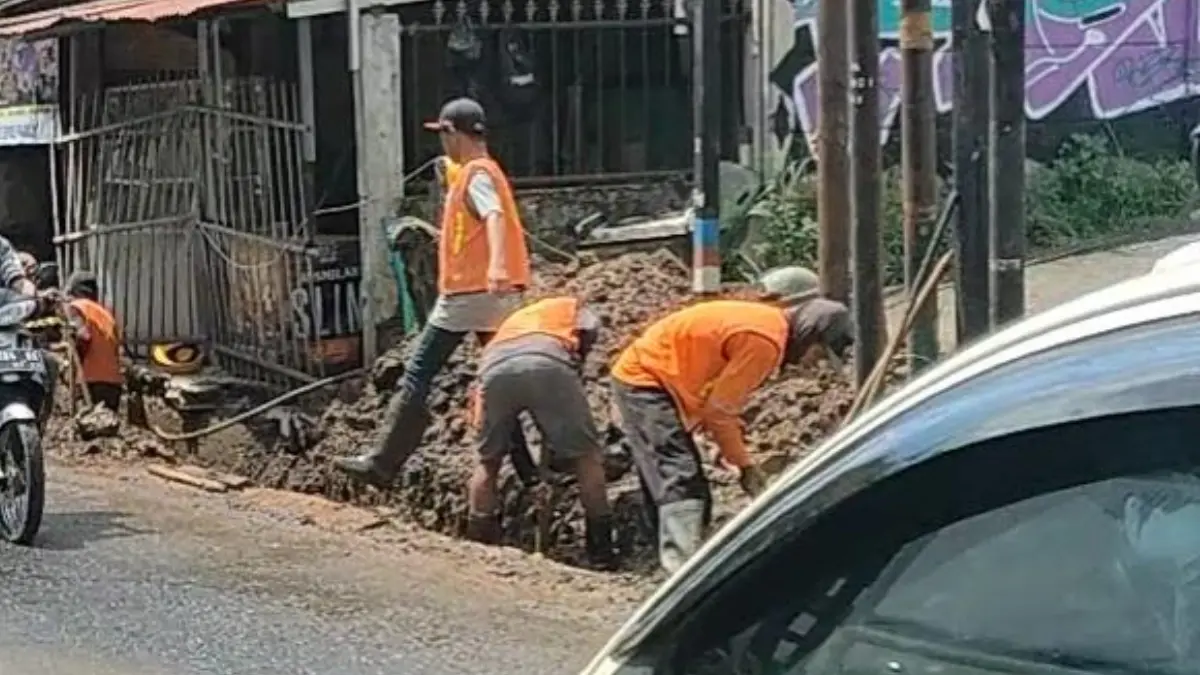 Ppengerjaan salah satu drainase di Jalan Raya Cipayung Kota Depok. (Fajar/Radar Bogor)