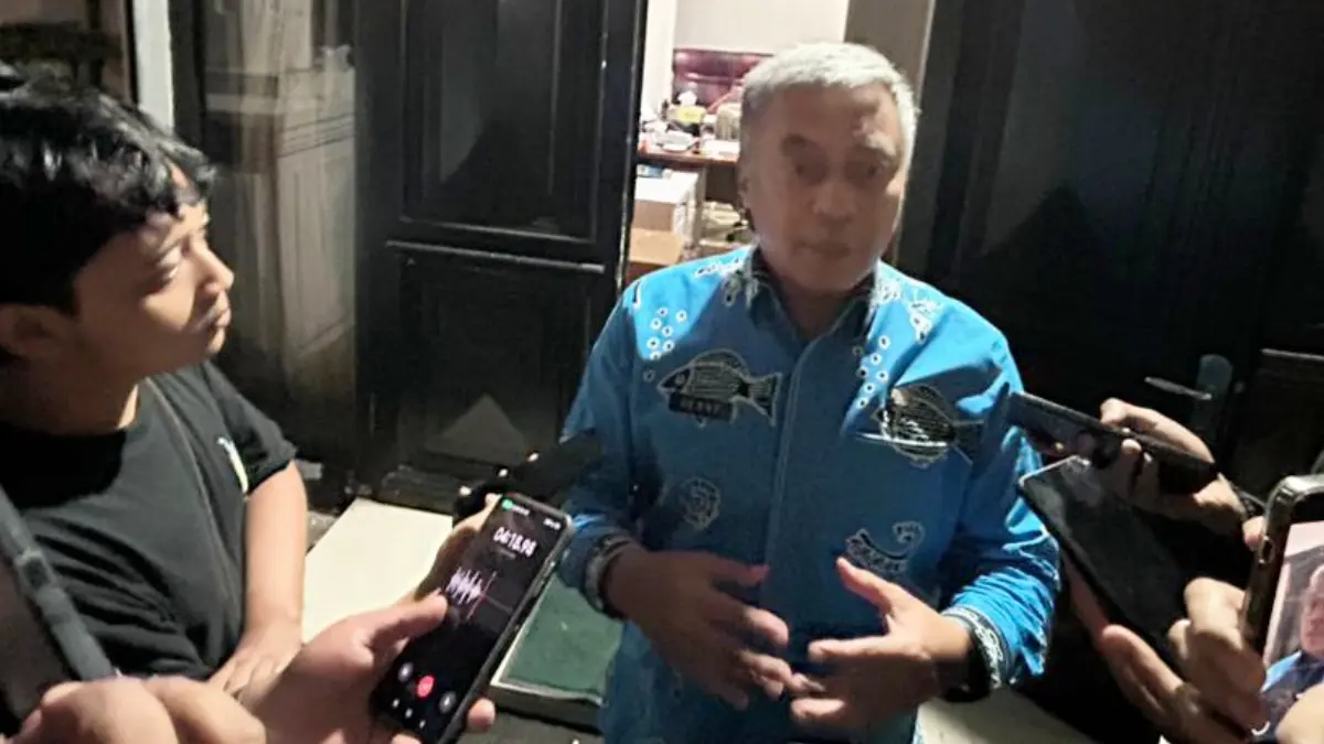 Sekretaris Daerah (Sekda) Kota Bogor Denny Mulyadi saat menyampaikan keterangan kepada wartawan terkait SK anggota Satpol PP Kota Bogor digadai atasannya. (Fauzan/Radar Bogor)