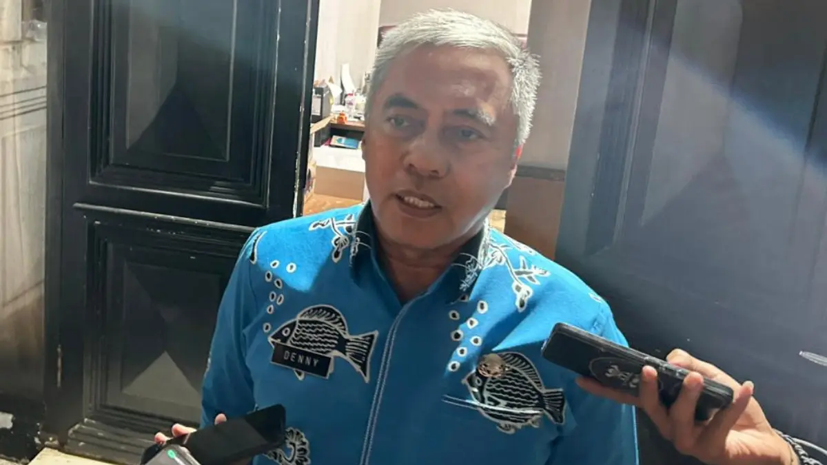 Sekretaris Daerah (Sekda) Kota Bogor Denny Mulyadi saat menyampaikan keterangan terkait SK anggota Satpol PP Kota Bogor digadai atasannya. (Fauzan/Radar Bogor)