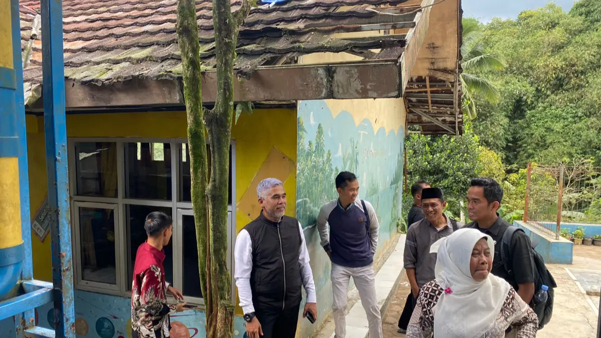 Tim Dinas Pendidikan Kabupaten Bogor saat mengunjungi SDN Gunung Picung 04, Pamijahan. (Septi N/Radar Bogor)