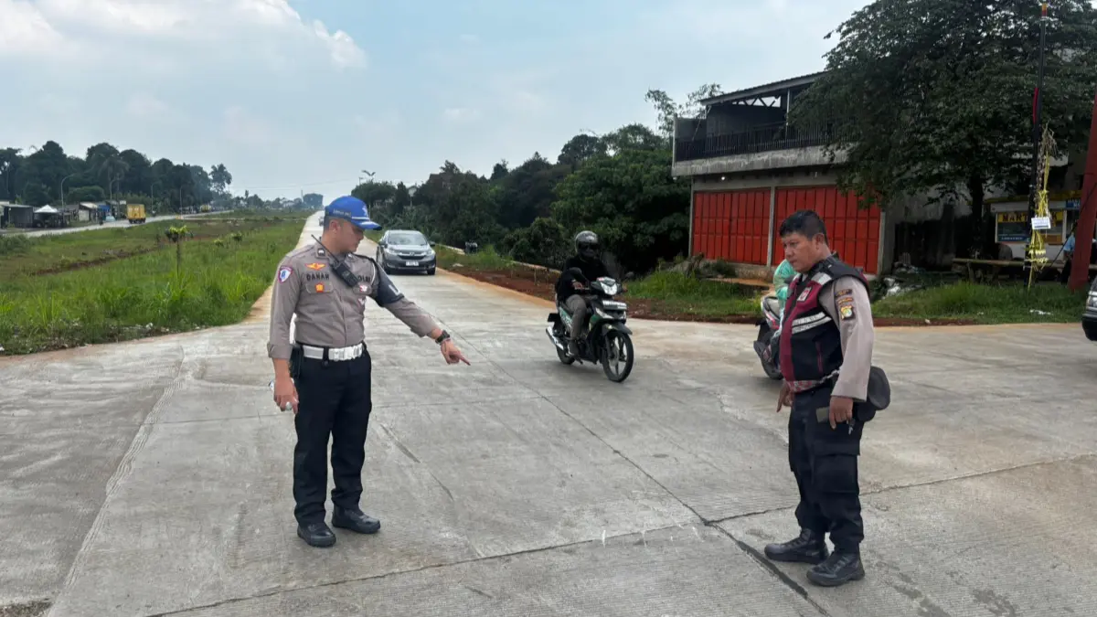 Unit Laka Lantas Polres Metro Depok melakukan olah TKP di lokasi kecelakaan di Jalan Bomang, Kabupaten Bogor. (Dok. Humas Polres Metro Depok)