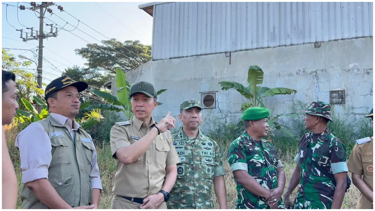 Wali Kota Bogor Dedie Rachim saat meninjau calon lokasi SMAN 11 Kota Bogor di Kayu Manis. (Foto : Dzikry/Radar Bogor)