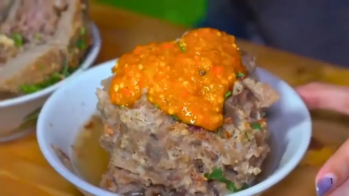 Bakso Jumbo dengan dicampur saus volcano pedas (Tangkapan Layar YouTube Bella Kuku Tanesia)
