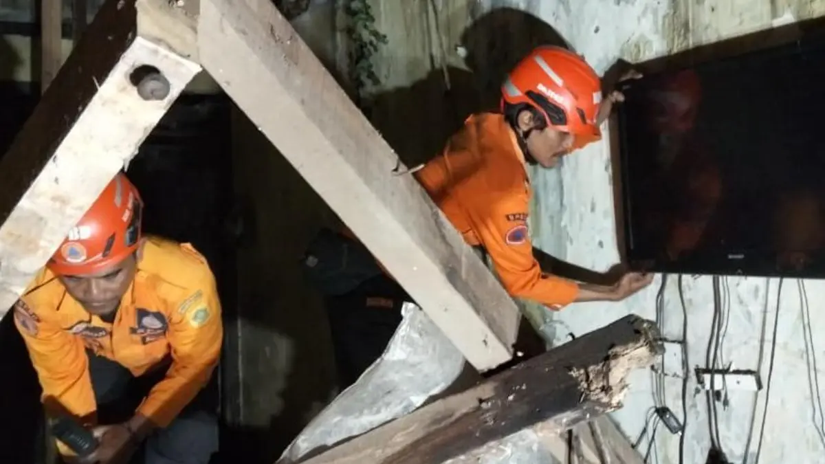 BPBD Kabupaten Bogor saat mengevakuasi reruntuhan rumah di Bojonggede, Kabupaten Bogor. (Dok. BPBD Kabupaten Bogor)