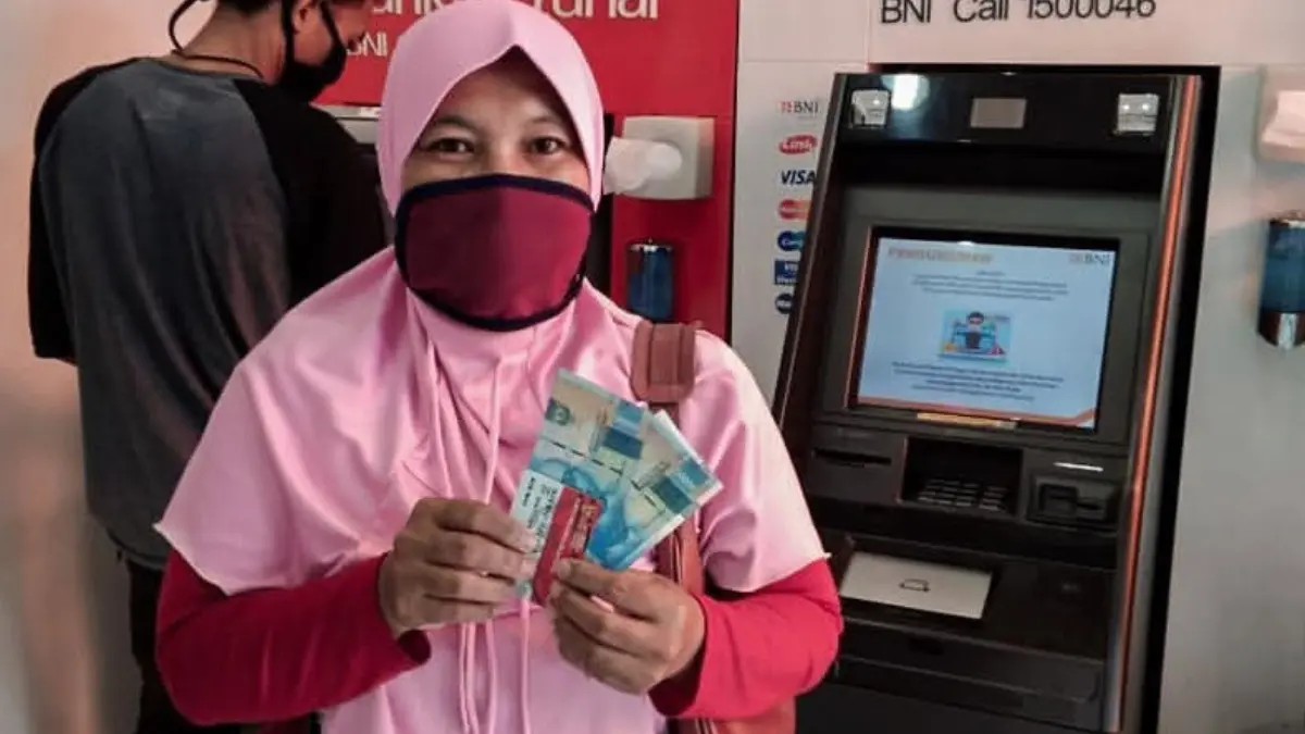 Ilustrasi KPM mencairkan saldo bansos. (Foto: Instagram @pkhbanjarsari)