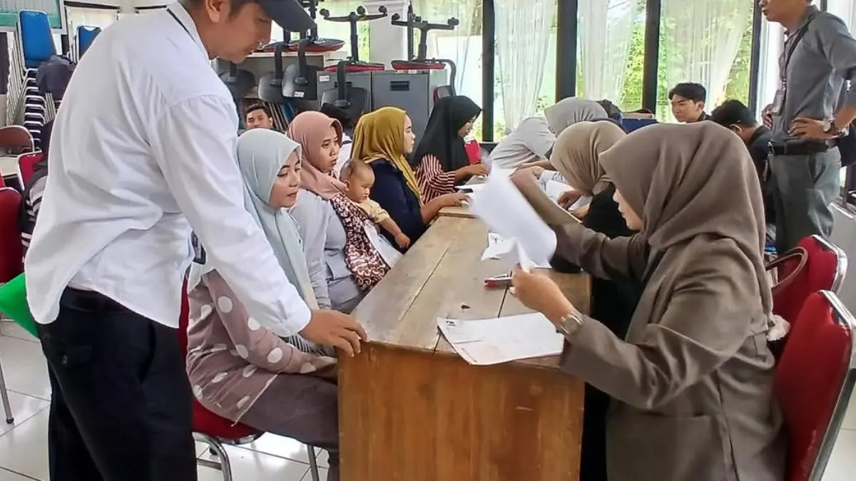 Ilustrasi KPM sedang mencairkan bansos. (Foto: Instagram @ppkh_greged_cirebon)