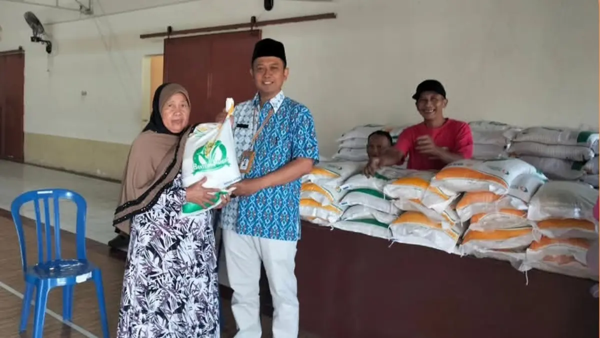 Ilustrasi penyaluran bansos beras kepada KPM. (Foto: Instagram @kalurahantrimulyo)