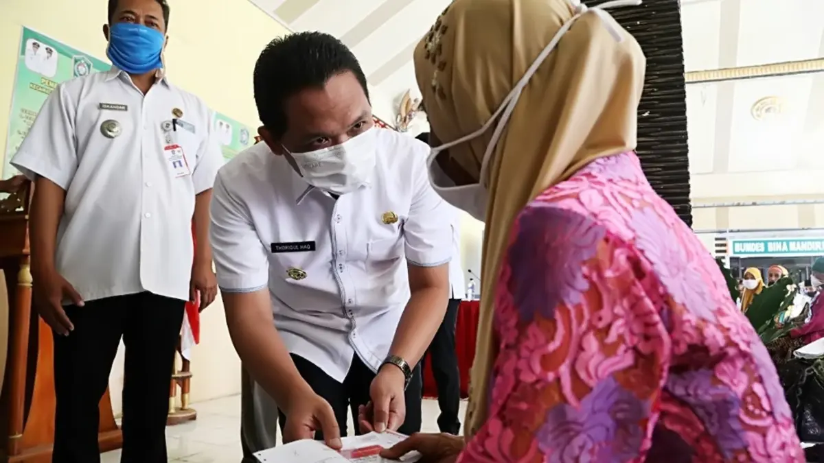 Ilustrasi penyaluran bansos kepada KPM. (Foto: portalberita.lumajangkab.go.id)