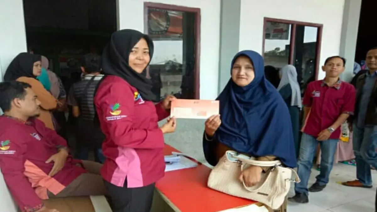 Ilustrasi penyaluran bansos tunai ke KPM. (Foto: Instagram @pkhbogorkab)
