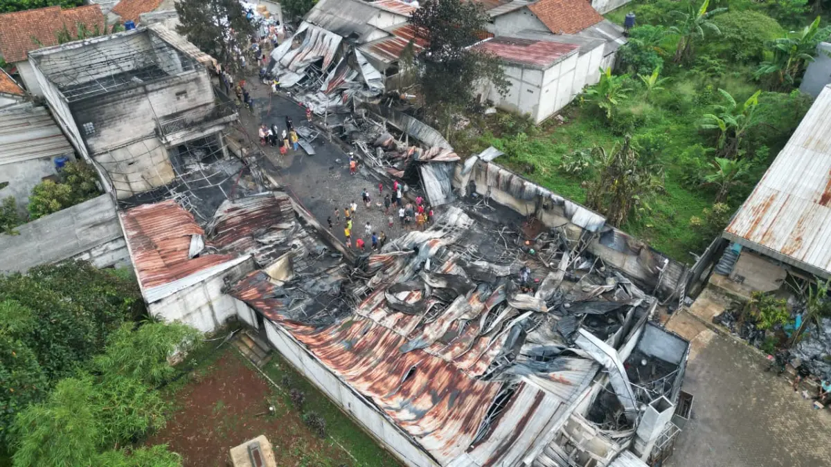 Kondisi pasca kebakaran gudang sparepart di Desa Sasak Panjang, Kecamatan Tajurhalang, Kabupaten Bogor, Selasa, 14 April 2026. (Azis/Radar Bogor)