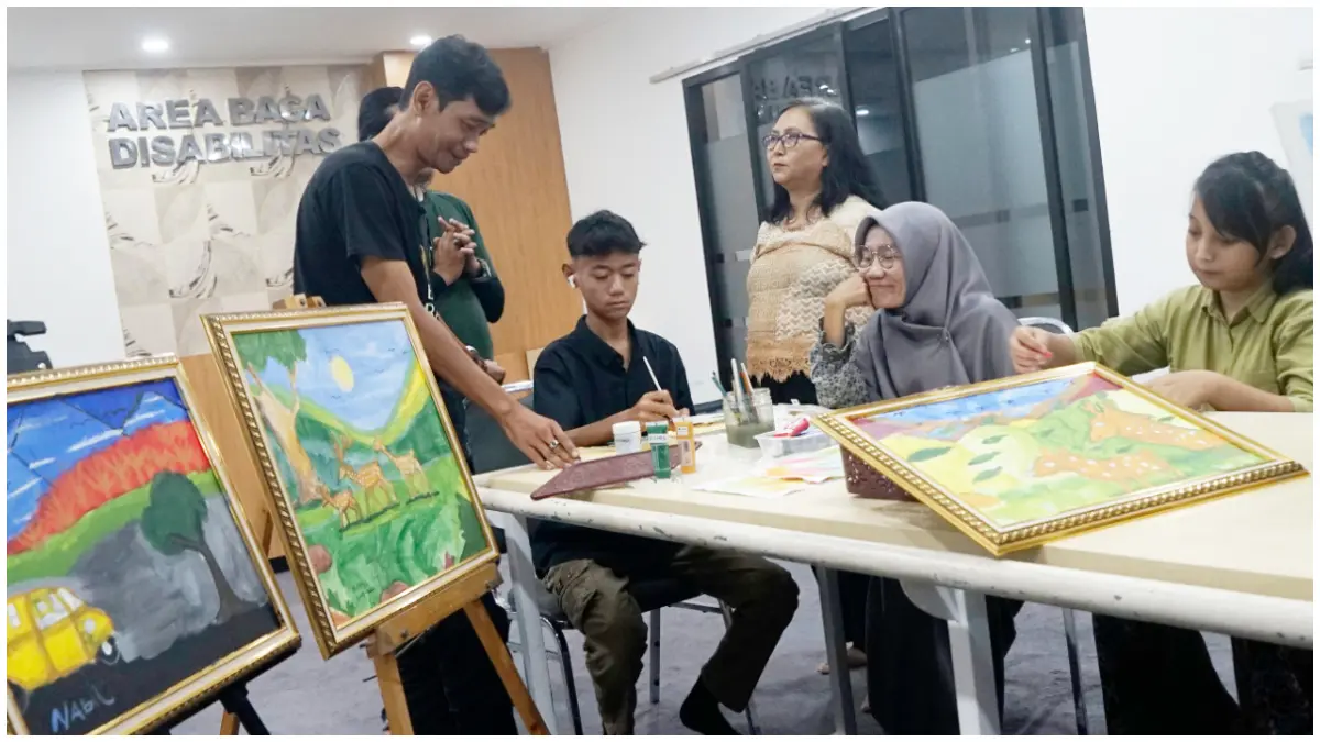 M. Nabil Fadlan Raqilla, pelukis muda difabel di galeri area baca gedung Perpustakaan Kota Bogor, Senin 13 April 2026. (Foto : Sofyansyah/Radar Bogor)