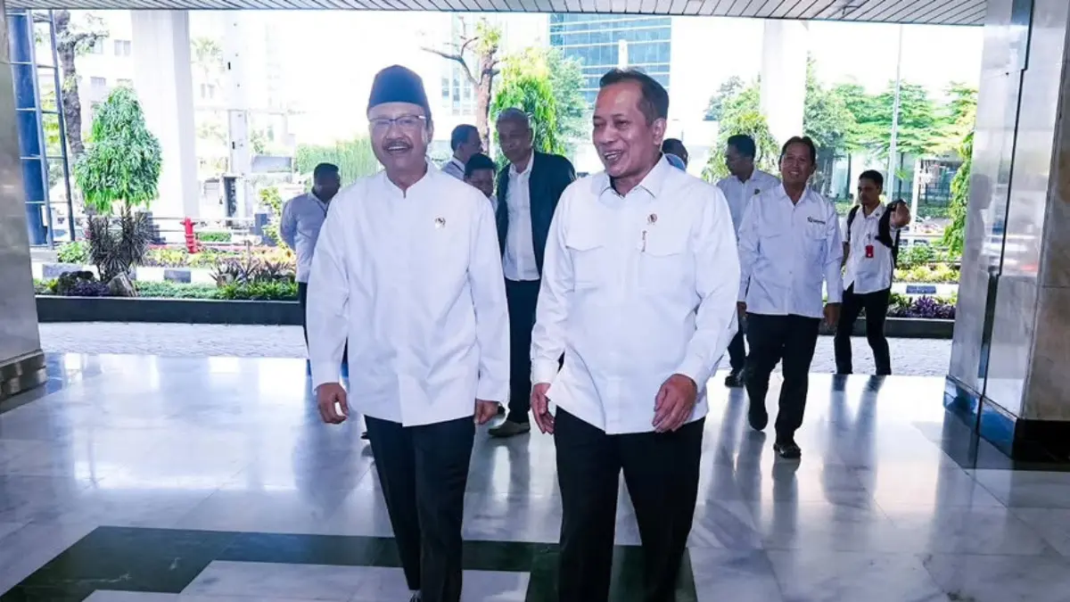 Menteri Sosial bersama Menteri Koperasi saat membahas mengenai pemberdayaan KPM bansos. (Foto: Instagram @kemensosri)